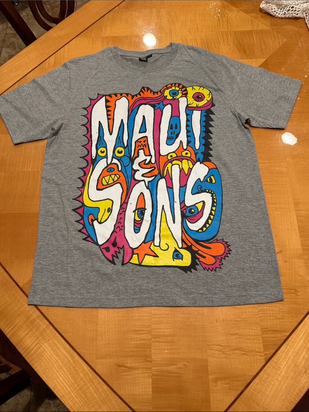 Maui and Sons Gray Tee with Vibrant Multicolor Graphic size l